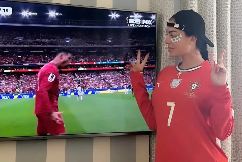 Bạn gái ăn mừng bàn thắng của Ronaldo Bạn gái ăn mừng bàn thắng của Ronaldo