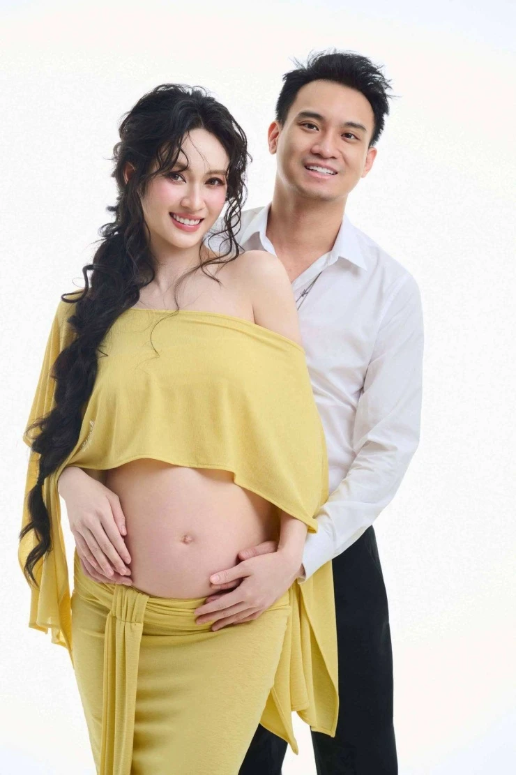 Bạn gái thiếu gia Đức Phạm khoe bụng bầu vượt mặt
