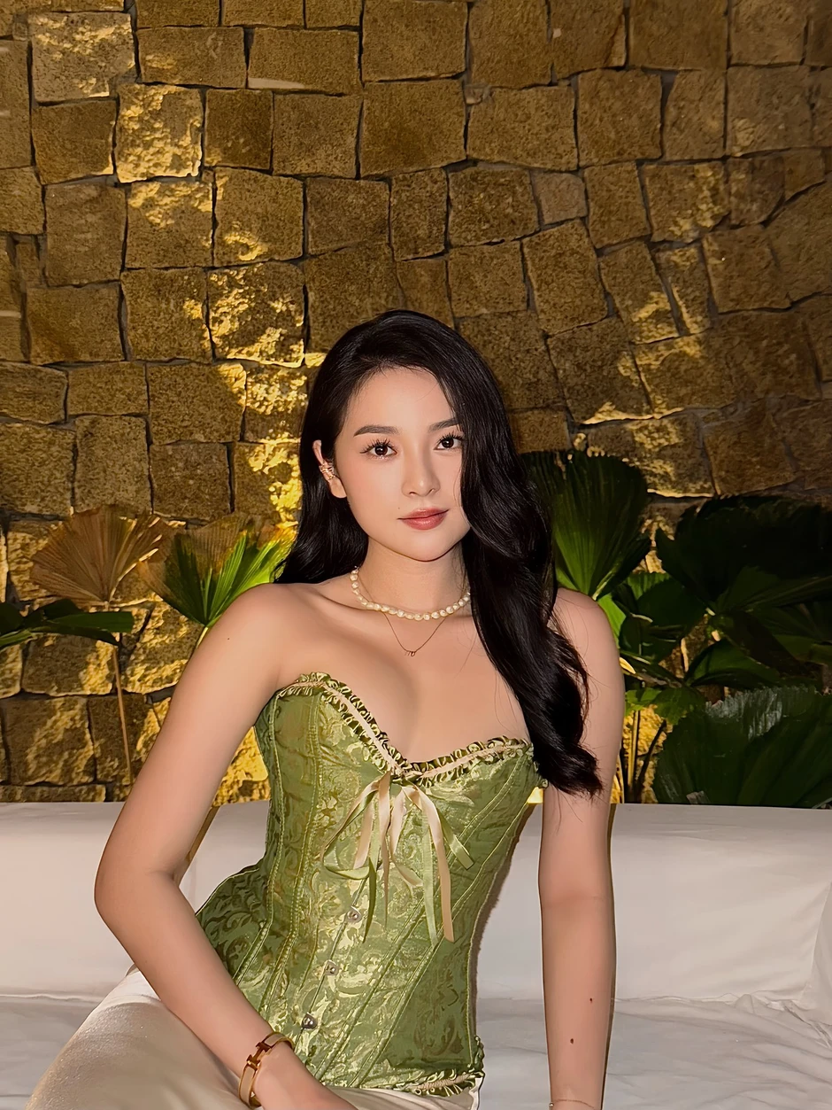 Bản sao Angela Phương Trinh thay đổi hoàn toàn, lột xác gợi cảm