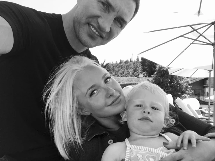 Bạn trai cũ được trao quyền giám hộ tạm thời tài sản của Hayden Panettiere