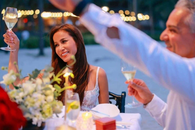Bạn trai Đức cầu hôn Bảo Trúc trên bãi biển Bạn trai Đức cầu hôn Bảo Trúc trên bãi biển