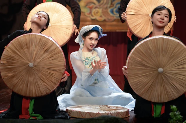 Bảo Anh nghiêng nước nghiêng thành gây chú ý Bảo Anh nghiêng nước nghiêng thành gây chú ý
