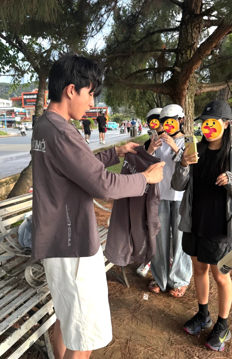 Bắt gặp HIEUTHUHAI đi bán áo dạo từ Nha Trang đến Đà Lạt