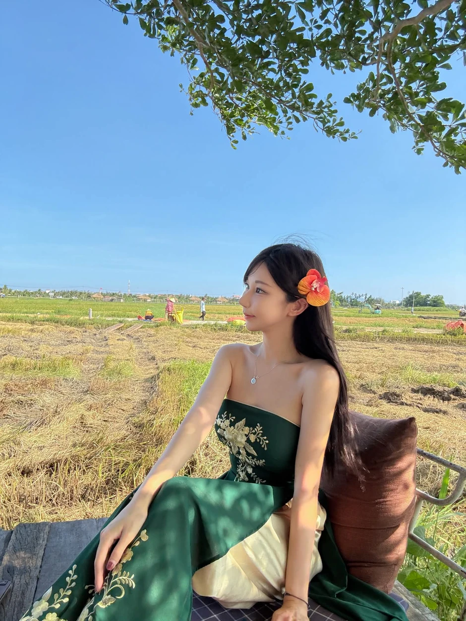 Bất ngờ sang Việt Nam, nữ idol xinh đẹp khiến fan được một phen ngỡ ngàng Bất ngờ sang Việt Nam, nữ idol xinh đẹp khiến fan được một phen ngỡ ngàng