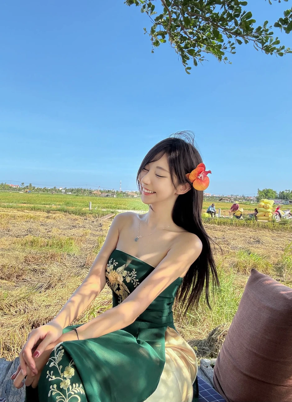 Bất ngờ sang Việt Nam, nữ idol xinh đẹp khiến fan được một phen ngỡ ngàng Bất ngờ sang Việt Nam, nữ idol xinh đẹp khiến fan được một phen ngỡ ngàng