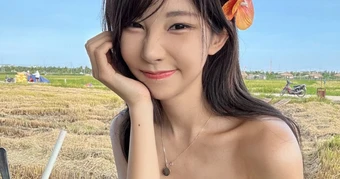 Bất ngờ sang Việt Nam, nữ idol xinh đẹp khiến fan được một phen ngỡ ngàng