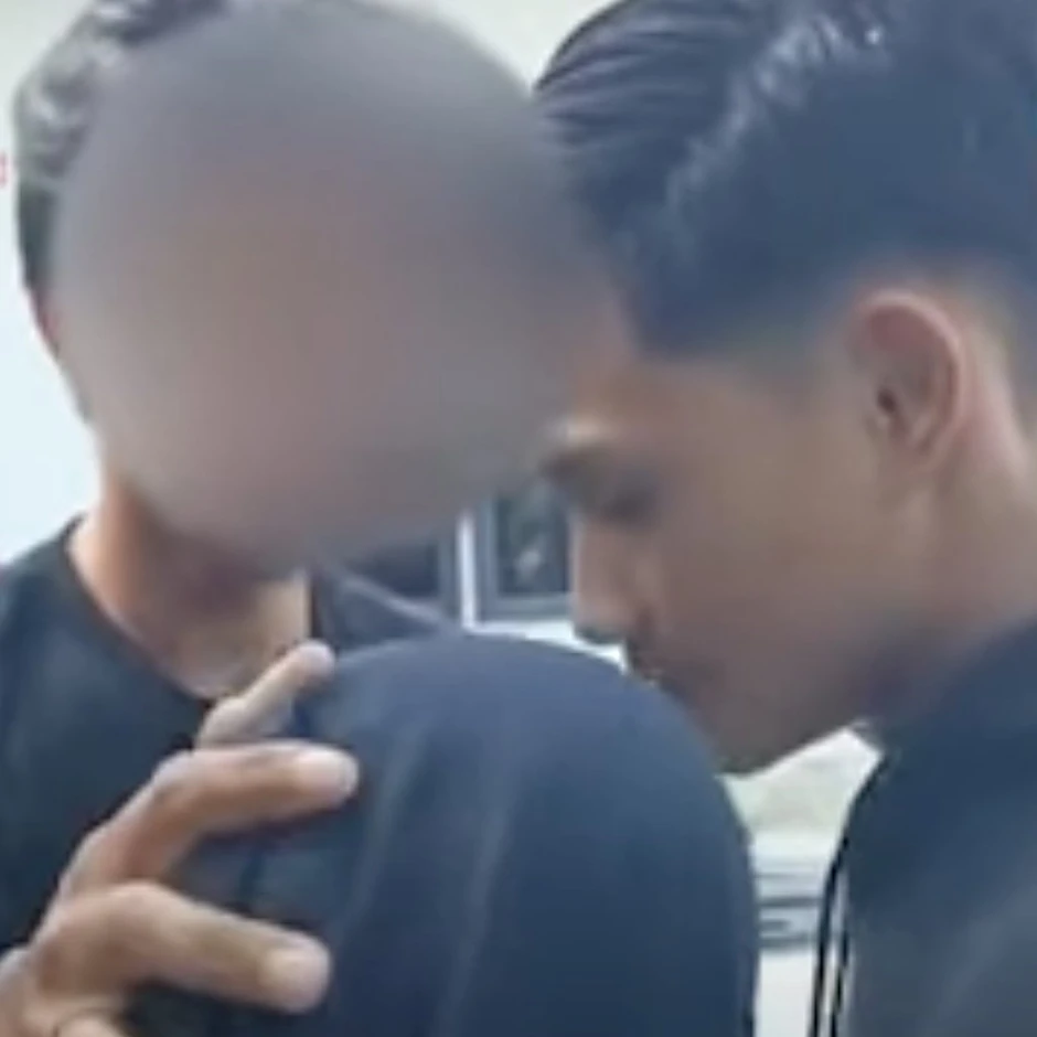 Bắt quả tang vợ ngoại tình với người đàn ông khác trong nhà trọ, chồng có cách xử lý không thể tin nổi
