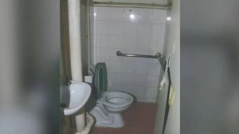 Thông tin hiện trường cho thấy bé gái 5 tuổi tử vong sau 10 tháng bị mẹ kế nhốt trong nhà vệ sinh