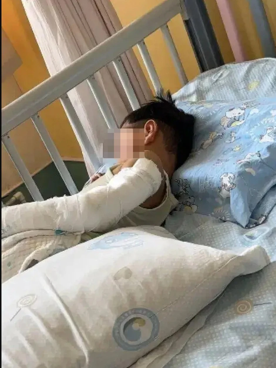 Bé trai 4 tuổi ngã từ tầng 11 chung cư xuống đất vì ngóng bố mẹ về nhà Bé trai 4 tuổi ngã từ tầng 11 chung cư xuống đất vì ngóng bố mẹ về nhà