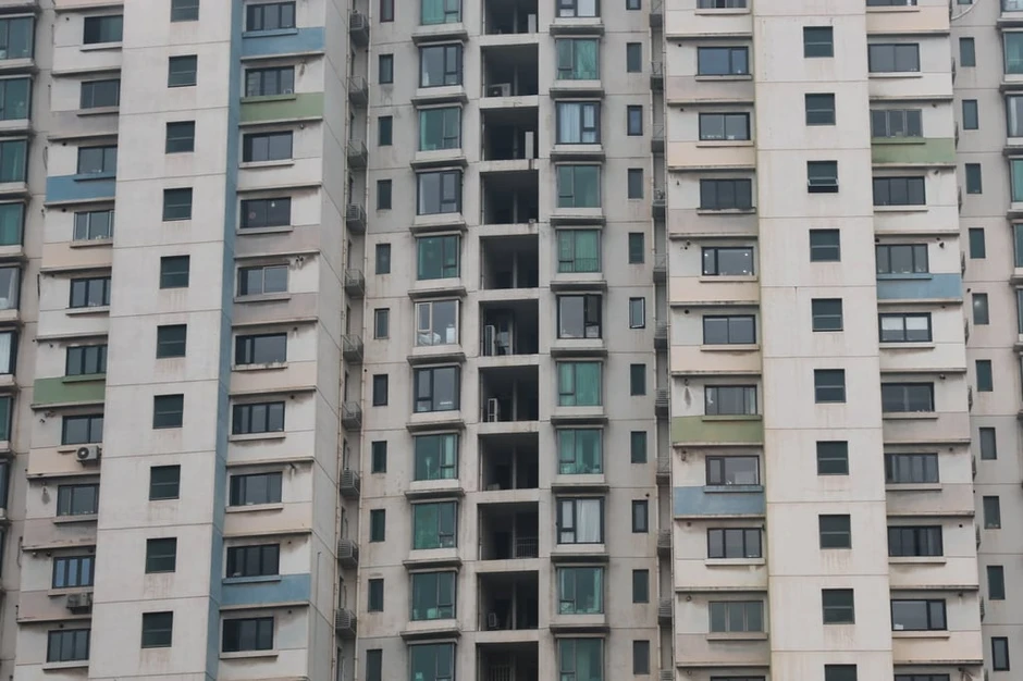 Bé trai 4 tuổi ngã từ tầng 11 chung cư xuống đất vì ngóng bố mẹ về nhà Bé trai 4 tuổi ngã từ tầng 11 chung cư xuống đất vì ngóng bố mẹ về nhà