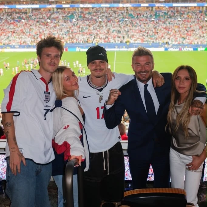 Becks hài hước bênh vực vợ sau khi Vic bị nói vô cảm