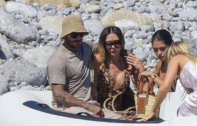 Becks - Vic đưa các con đi nghỉ hè ở Tây Ban Nha