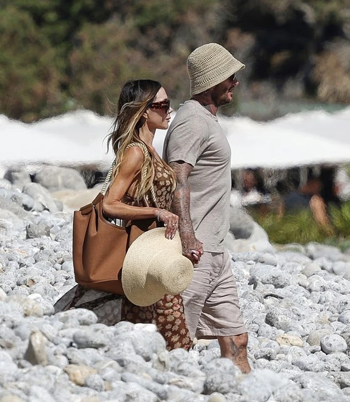 Becks - Vic đưa các con đi nghỉ hè ở Tây Ban Nha
