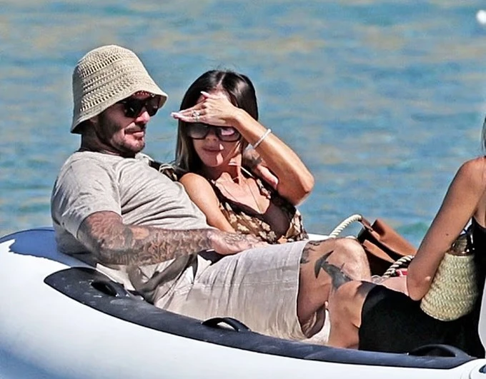 Becks - Vic đưa các con đi nghỉ hè ở Tây Ban Nha
