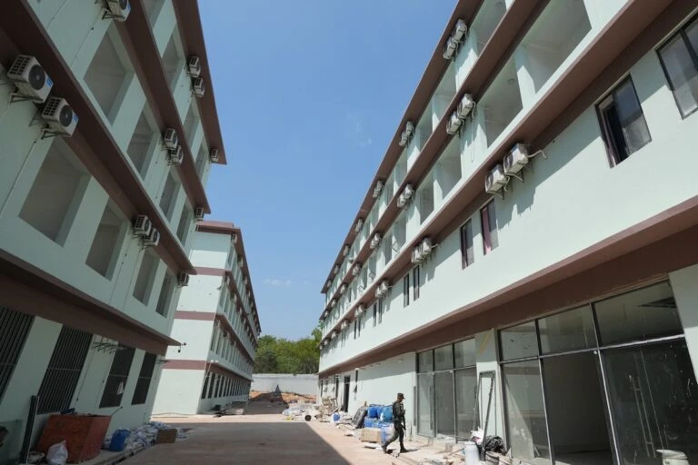 Bên trong hang ổ khổng lồ nơi 10.000 "công nhân" đã lừa đảo người dân toàn cầu: Kịch bản, thẻ SIM vương vãi khắp 29 tòa nhà