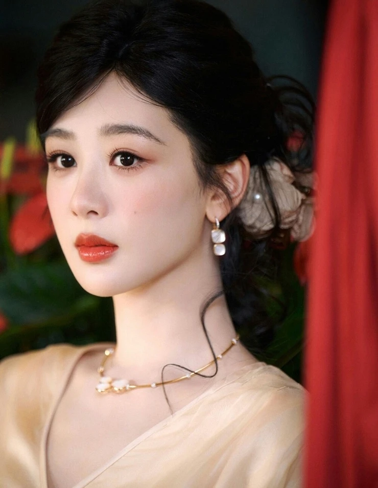 Bị chê thảm trong Born to Be Alive, vì sao Dương Tử vẫn giành giải Bạch Ngọc Lan?