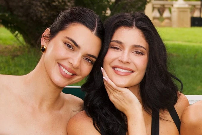 Bí mật chuyện tình chớm nở của Kendall Jenner và tài tử Đồi gió hú
