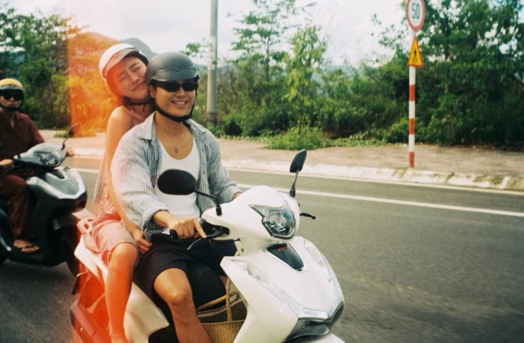 Bích Phương - Tăng Duy Tân tình tứ khi đi biển cùng hội bạn thân