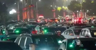 Biển người rời đi, Mỹ Đình tắc nghẽn lúc nửa đêm