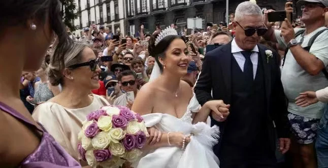 Biển người vây kín nhà thờ xem đám cưới Ronaldo