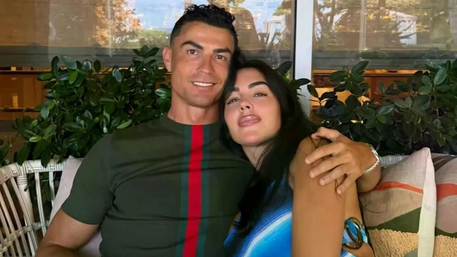 Biển người vây kín nhà thờ xem đám cưới Ronaldo