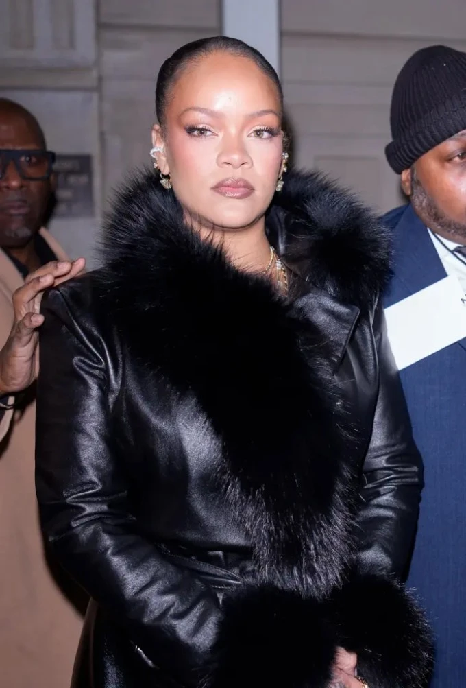 Biệt thự của Rihanna bị nã súng