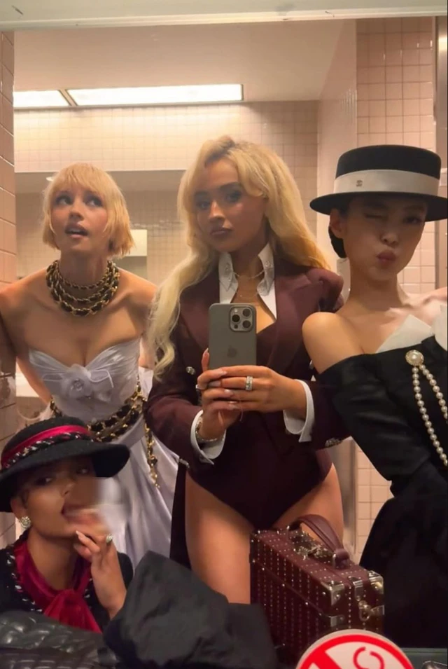 BLACKPINK nhí nhố cùng dàn mỹ nhân quốc tế: Met Gala có thể đổi chủ đề mỗi năm, nhưng WC selfie vẫn là truyền thống bất diệt!