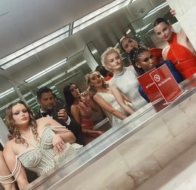 BLACKPINK nhí nhố cùng dàn mỹ nhân quốc tế: Met Gala có thể đổi chủ đề mỗi năm, nhưng WC selfie vẫn là truyền thống bất diệt!