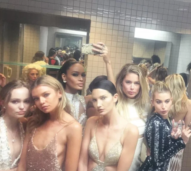 BLACKPINK nhí nhố cùng dàn mỹ nhân quốc tế: Met Gala có thể đổi chủ đề mỗi năm, nhưng WC selfie vẫn là truyền thống bất diệt!