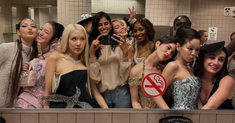BLACKPINK nhí nhố cùng dàn mỹ nhân quốc tế: Met Gala có thể đổi chủ đề mỗi năm, nhưng WC selfie vẫn là truyền thống bất diệt!