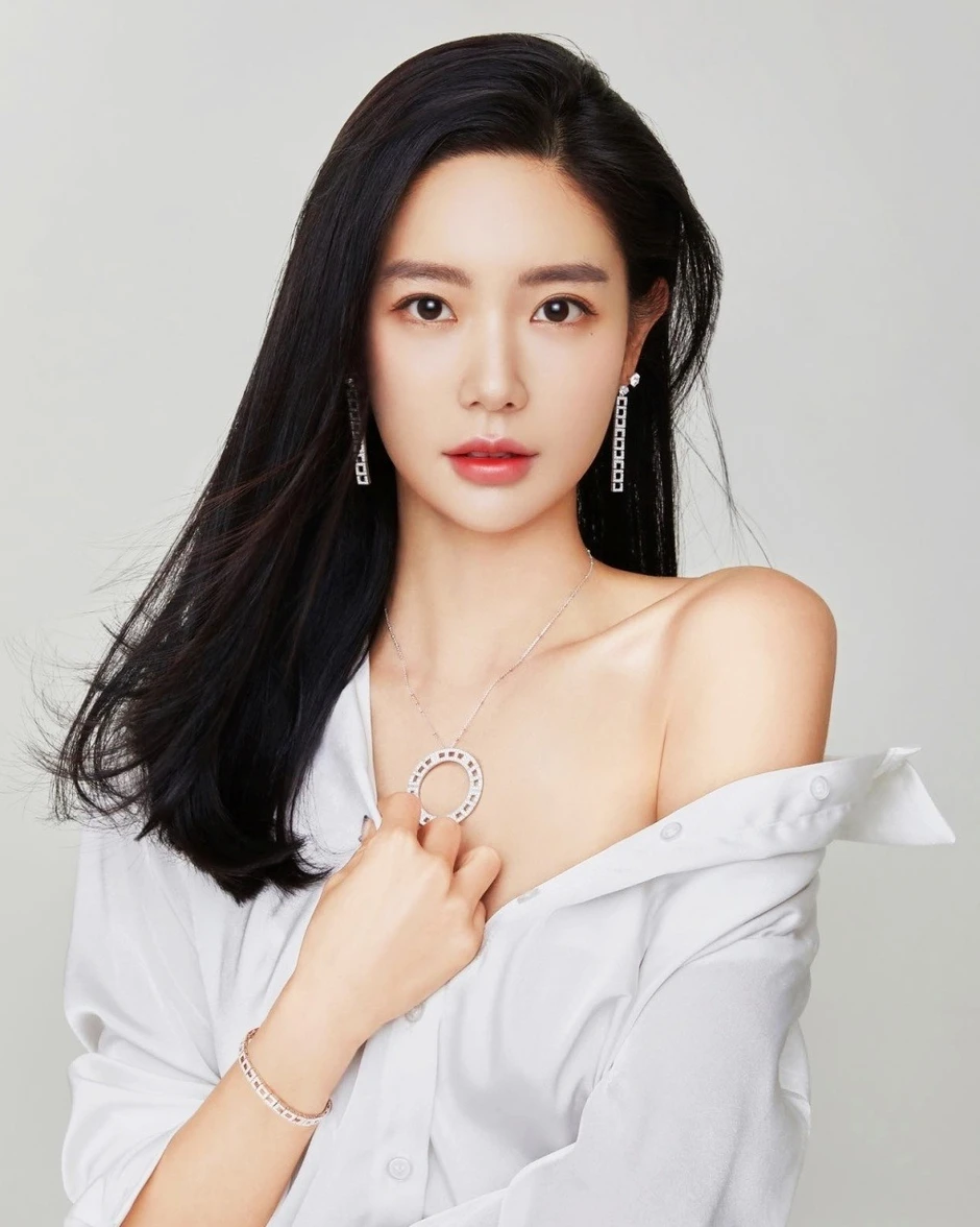 Bỏ chồng đại gia, mỹ nhân gợi cảm nức tiếng xứ Hàn "thay đầu" không nhận ra nổi!