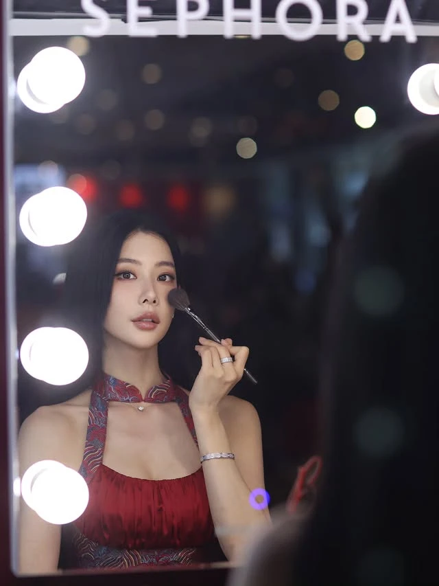 Bỏ chồng đại gia, mỹ nhân gợi cảm nức tiếng xứ Hàn "thay đầu" không nhận ra nổi!