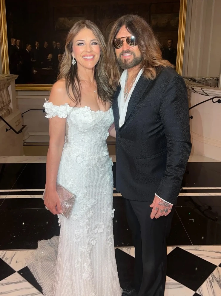 Bố Miley Cyrus đính hôn với Elizabeth Hurley