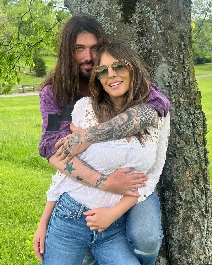 Bố Miley Cyrus đính hôn với Elizabeth Hurley