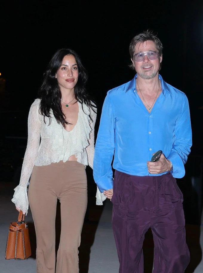 Brad Pitt diện phong cách trẻ trung bên bạn gái kém 29 tuổi Brad Pitt diện phong cách trẻ trung bên bạn gái kém 29 tuổi
