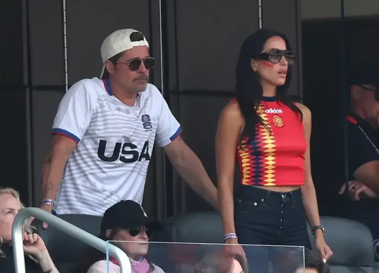 Brad Pitt hôn bạn gái trên khán đài World Cup