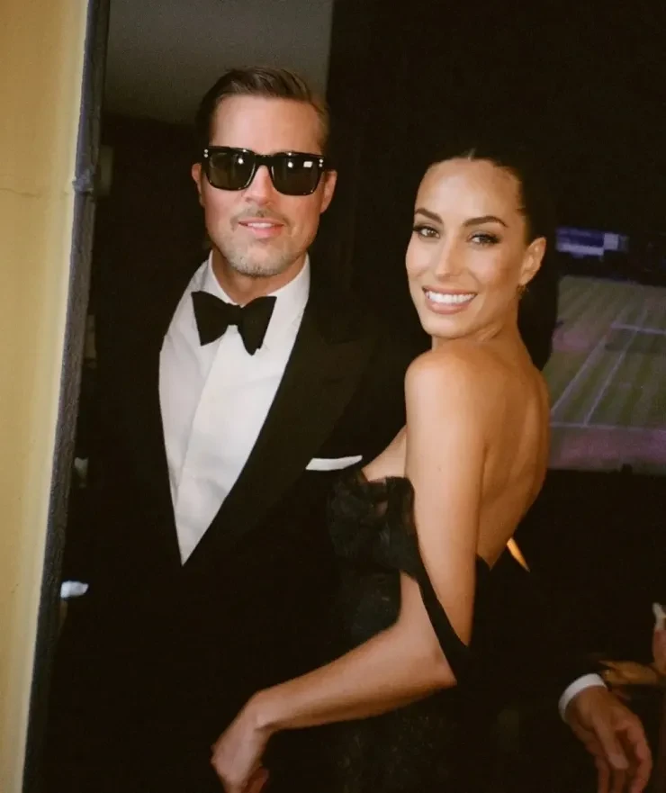 Brad Pitt nắm chặt tay bạn gái ở sân bay