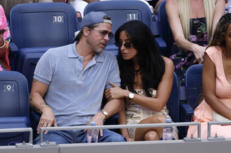 Brad Pitt nắm chặt tay bạn gái ở sân bay