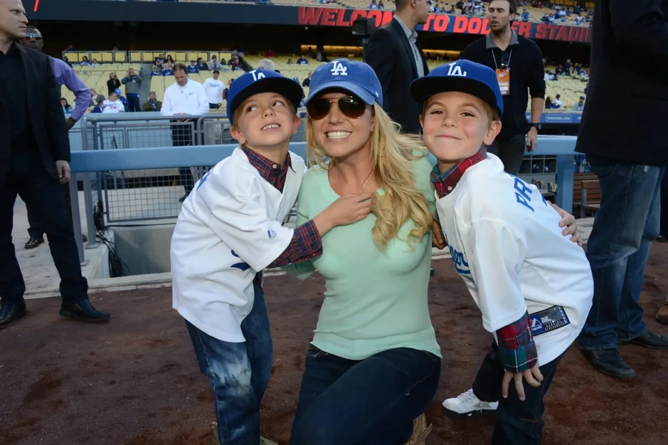 Britney Spears mất quyền nuôi con vào tay chồng cũ, đến nay 2 quý tử có động thái "nịnh nọt" vì muốn bòn rút mẹ?