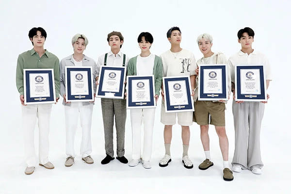 BTS: Chạy show xuyên lục địa để làm nên lịch sử World Cup, được kỷ lục Guinness vinh danh