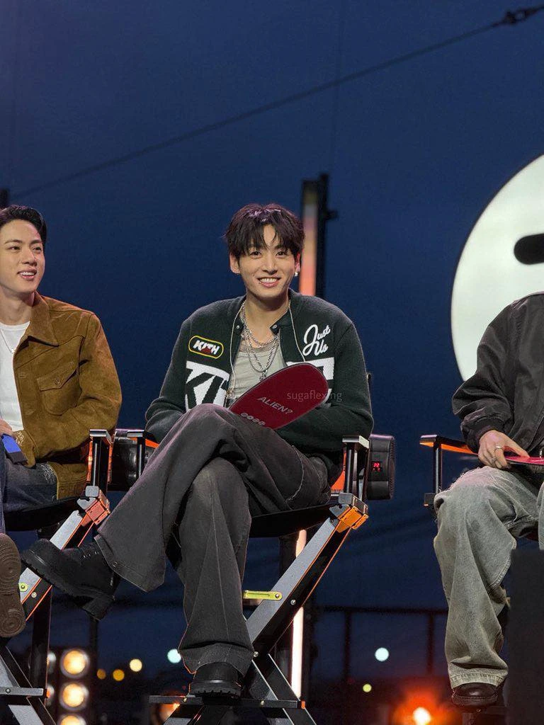 BTS đẹp trai xuất ngoại, Jung Kook bắn tiếng Anh thả thính cực mượt ở Mỹ