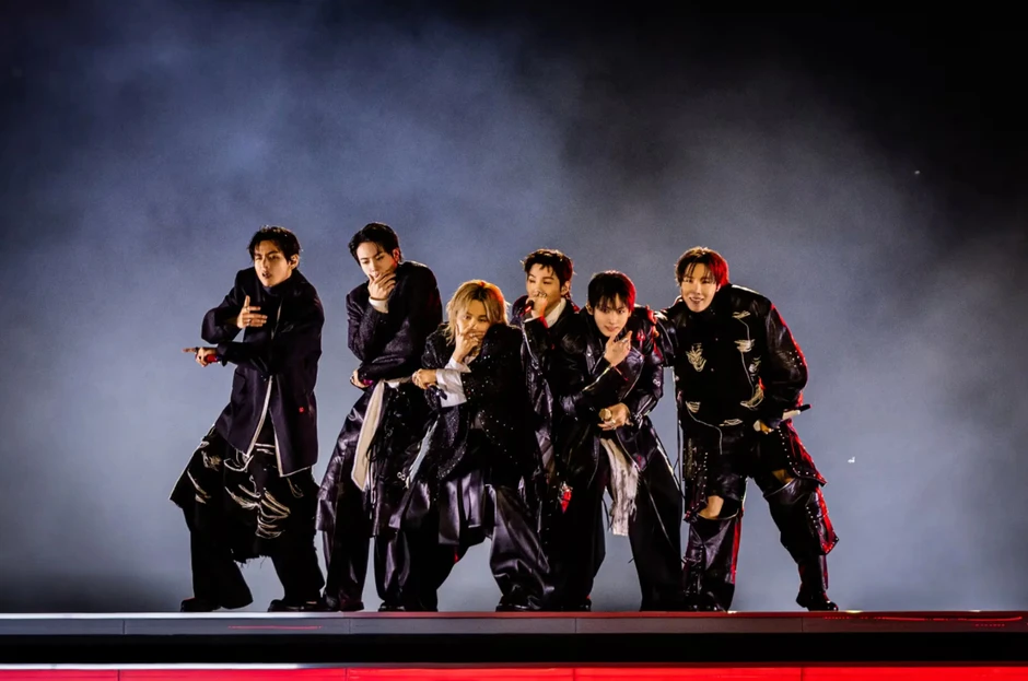 BTS "hóa thần", đội cả cơn mưa lớn mở màn World Tour lớn nhất lịch sử!