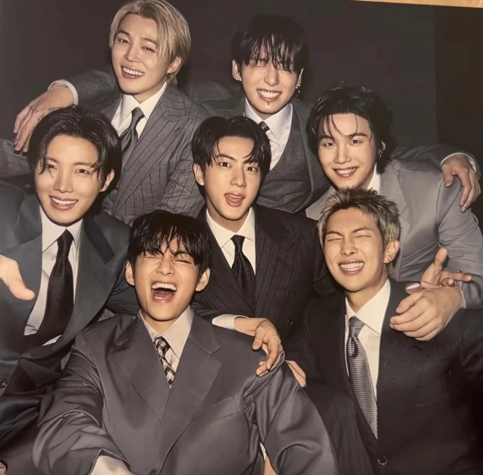 BTS "hóa thần", đội cả cơn mưa lớn mở màn World Tour lớn nhất lịch sử!