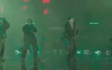 BTS "hóa thần", đội cả cơn mưa lớn mở màn World Tour lớn nhất lịch sử!