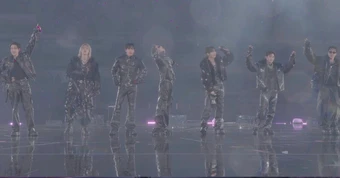 BTS "hóa thần", đội cả cơn mưa lớn mở màn World Tour lớn nhất lịch sử!