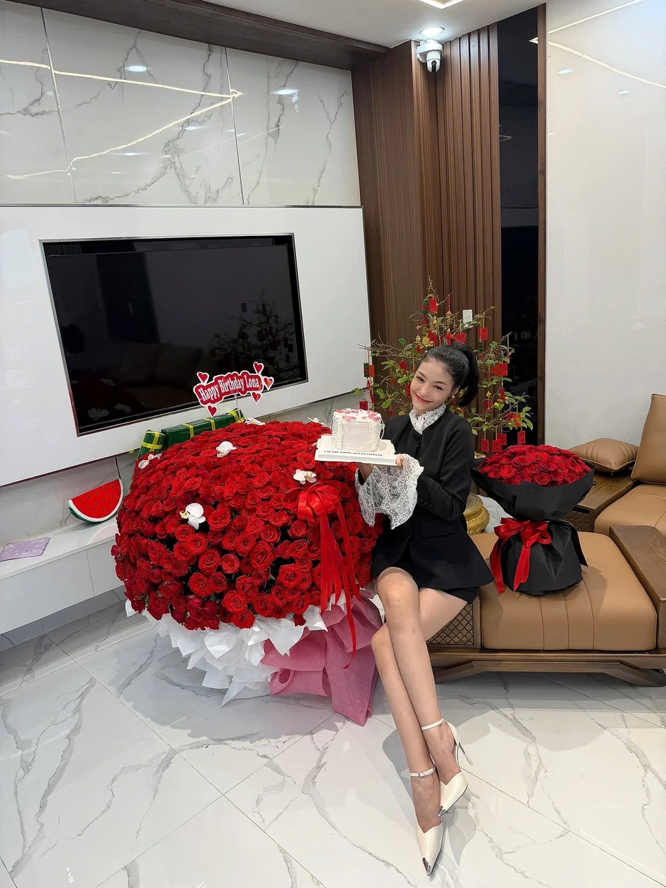 Bức ảnh bị chụp lén khiến Á hậu Lona Kiều Loan lộ bí mật liên quan đến bác sĩ thẩm mỹ Bức ảnh bị chụp lén khiến Á hậu Lona Kiều Loan lộ bí mật liên quan đến bác sĩ thẩm mỹ