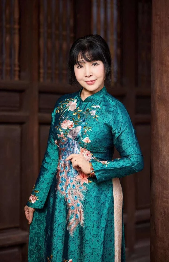 Bức ảnh hiếm hé lộ nhan sắc thời trẻ của NSND Lan Hương Em bé Hà Nội Bức ảnh hiếm hé lộ nhan sắc thời trẻ của NSND Lan Hương Em bé Hà Nội