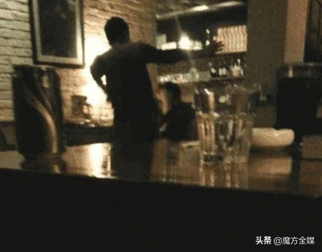 Bức ảnh nam diễn viên giờ vàng đánh ông bầu giữa quán cafe khiến showbiz chấn động, đến nay lý do ẩu đả vẫn gây tranh cãi