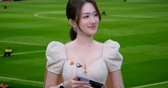 Bức ảnh thân mật trên story của nữ MC Esports Việt khiến fan ngỡ ngàng
