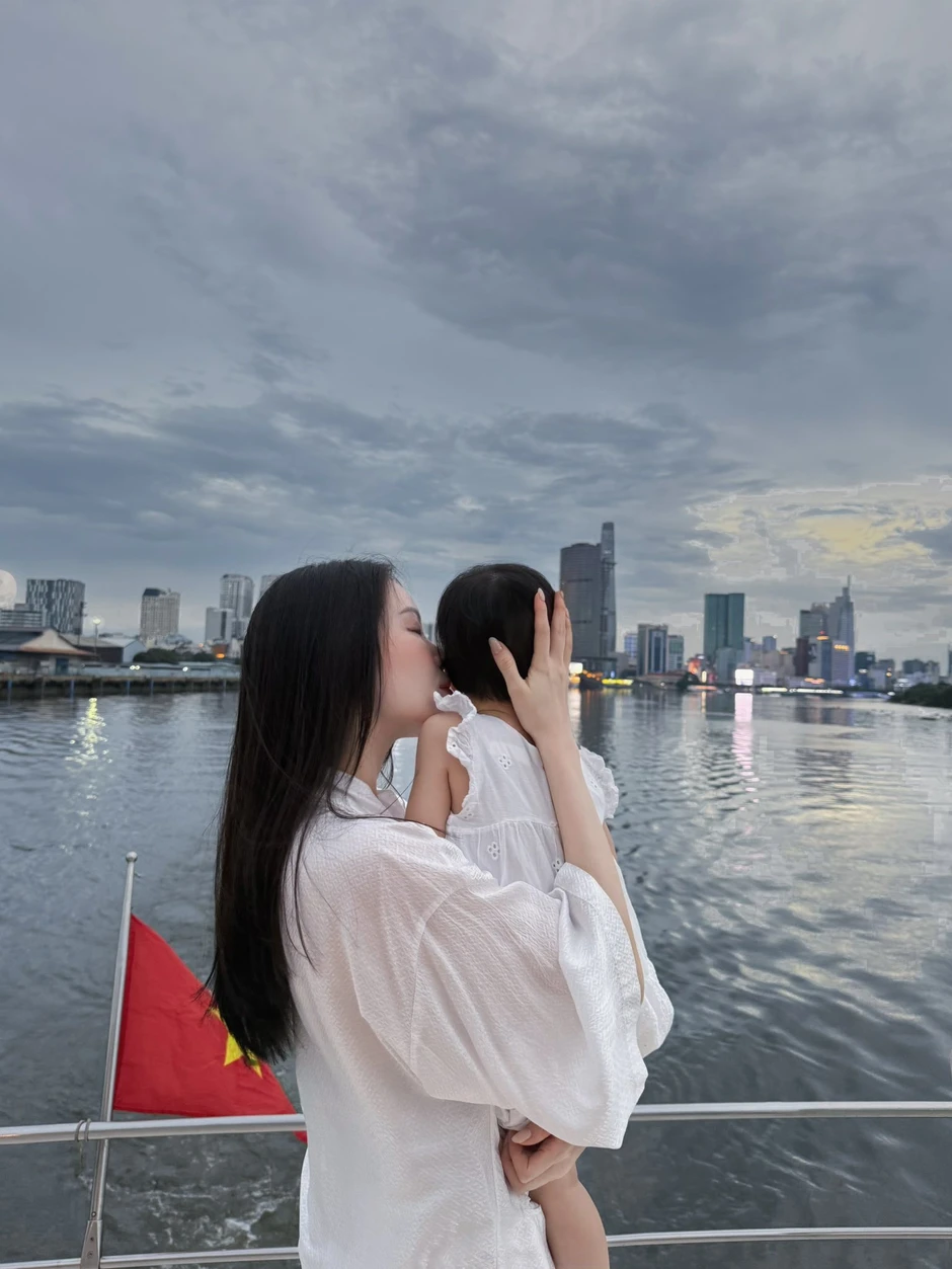 Bức ảnh Tiên Nguyễn đăng làm lộ bí mật Linh Rin - Phillip Nguyễn đang giấu kín?